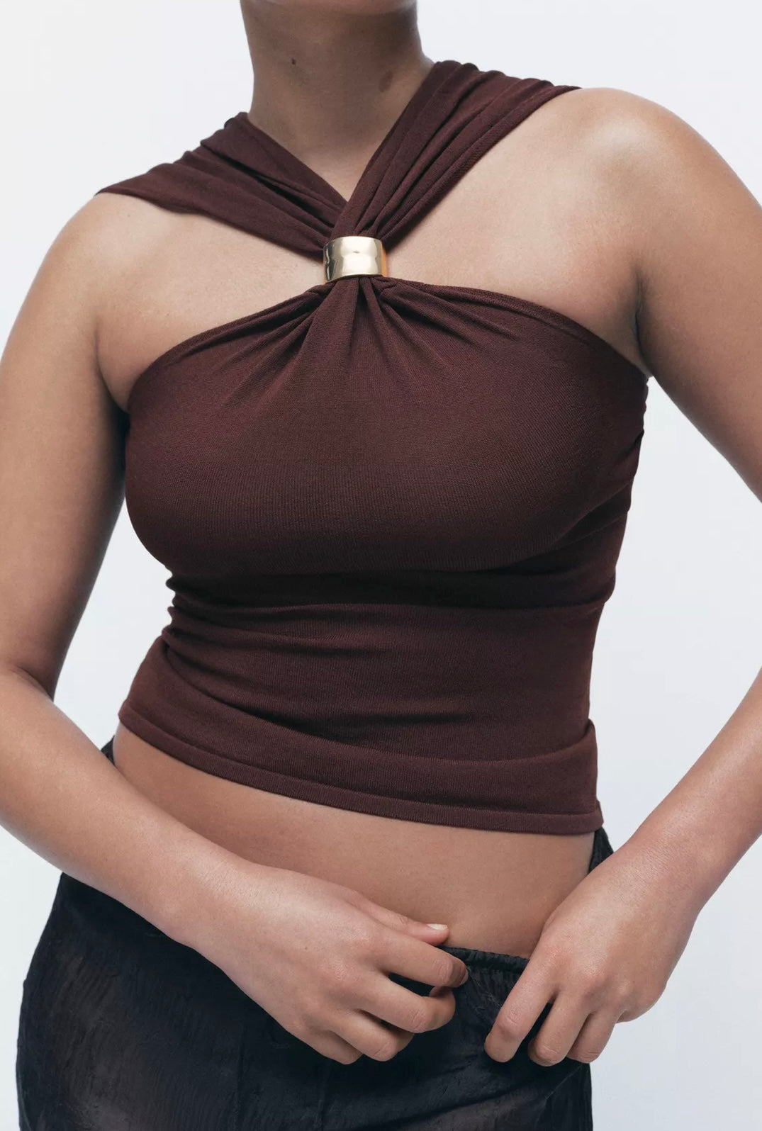 TOP HALTER PUNTO APLIQUE DORADO