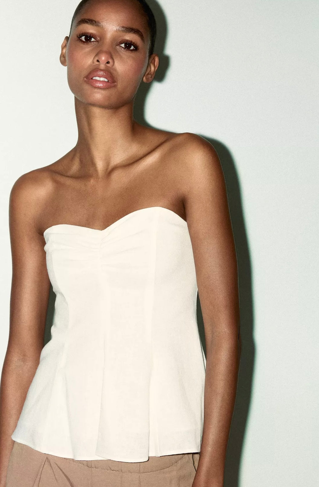TOP CON LINO STRAPLESS